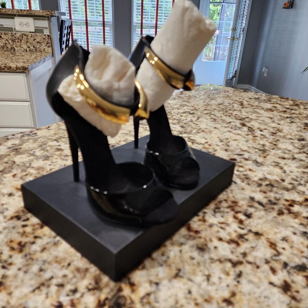 Giuseppe zanotti open toe sandal